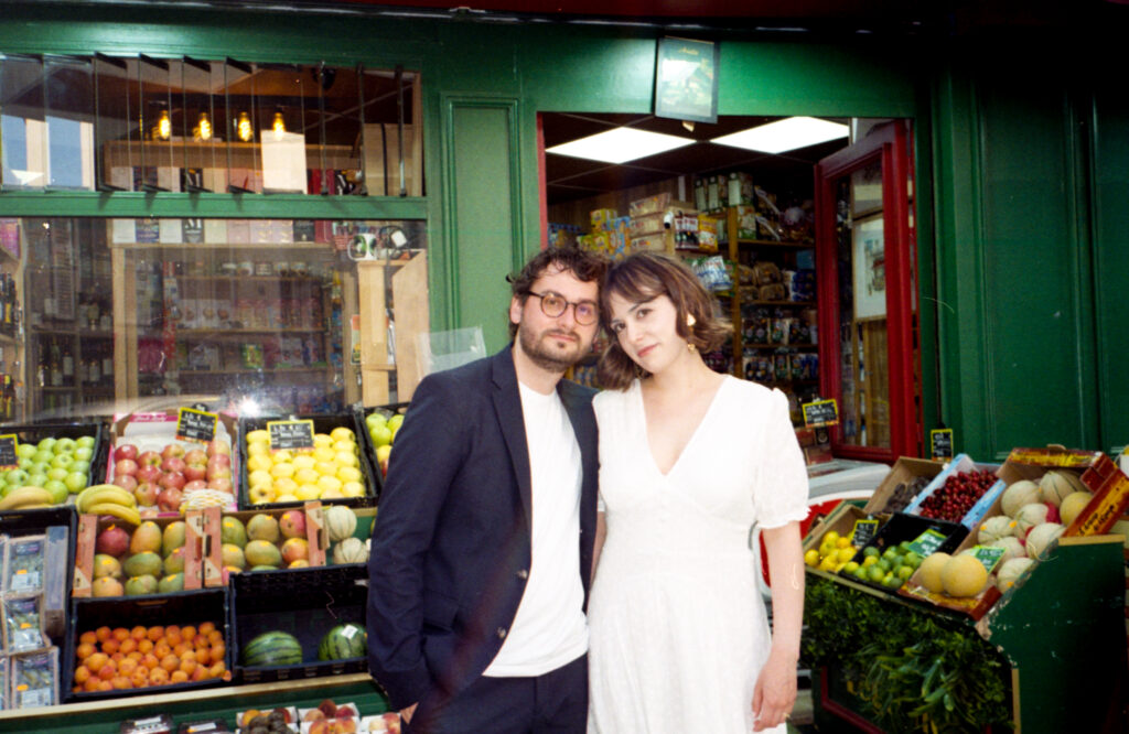Photographies argentiques réalisées dans les rues de paris pour préparer des invitations de mariage