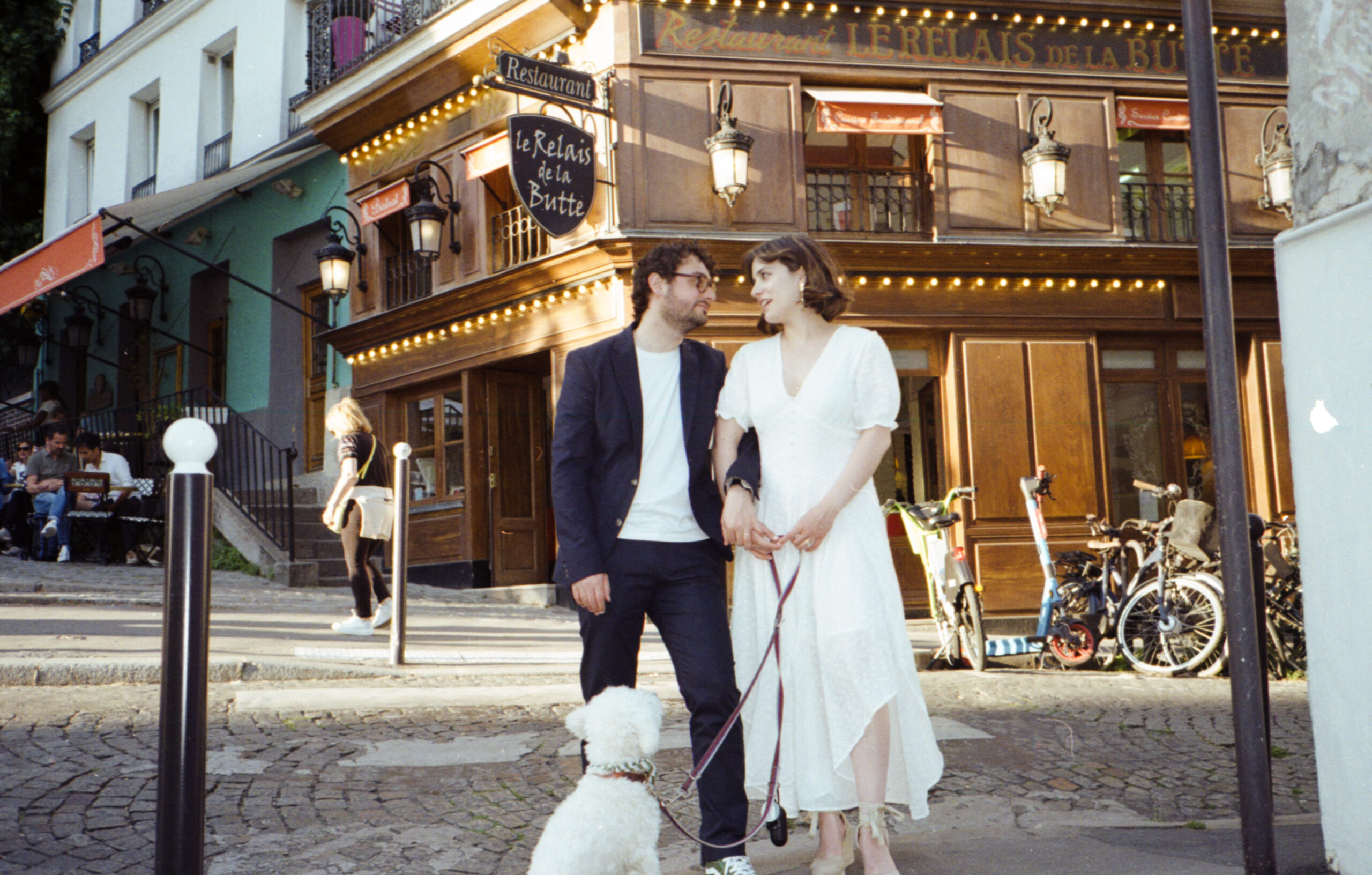 Photographies argentiques réalisées dans les rues de paris pour préparer des invitations de mariage