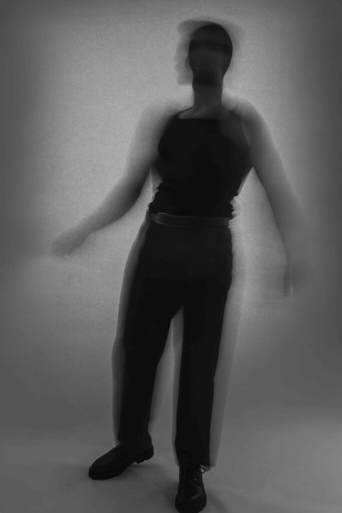 Autoportrait en noir et blanc en studio à Paris