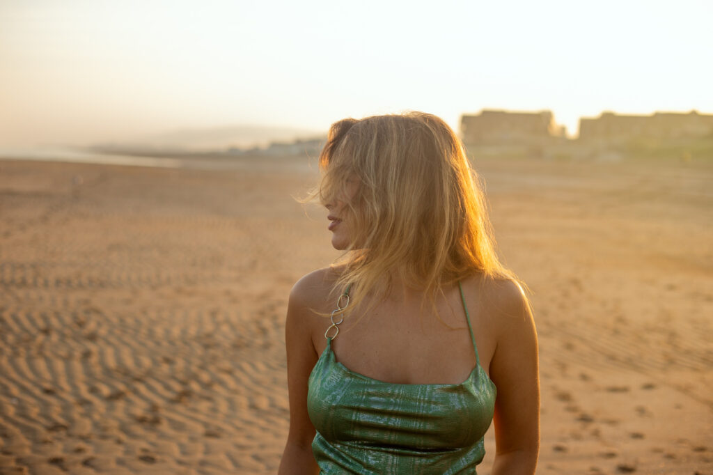 Shooting photo de portrait sur la plage de Deauville en normandie lors du lever de soleil